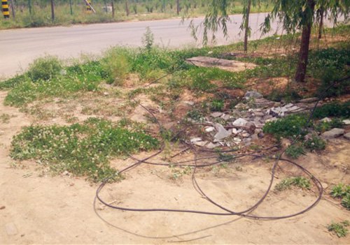 記者前往現場采訪時,落地電纜仍未修正