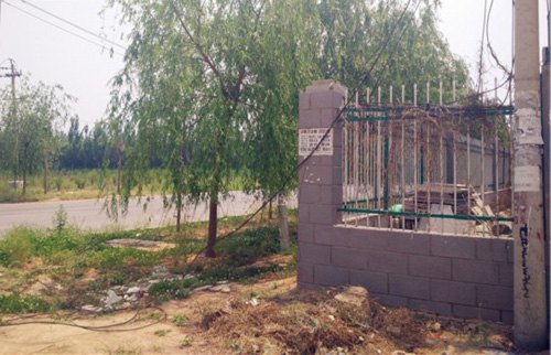 記者前往現場采訪時，落地電纜仍未修正